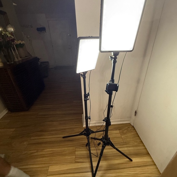 Adjustable LED Studio Lights with Tripod - Picture 5 of 5